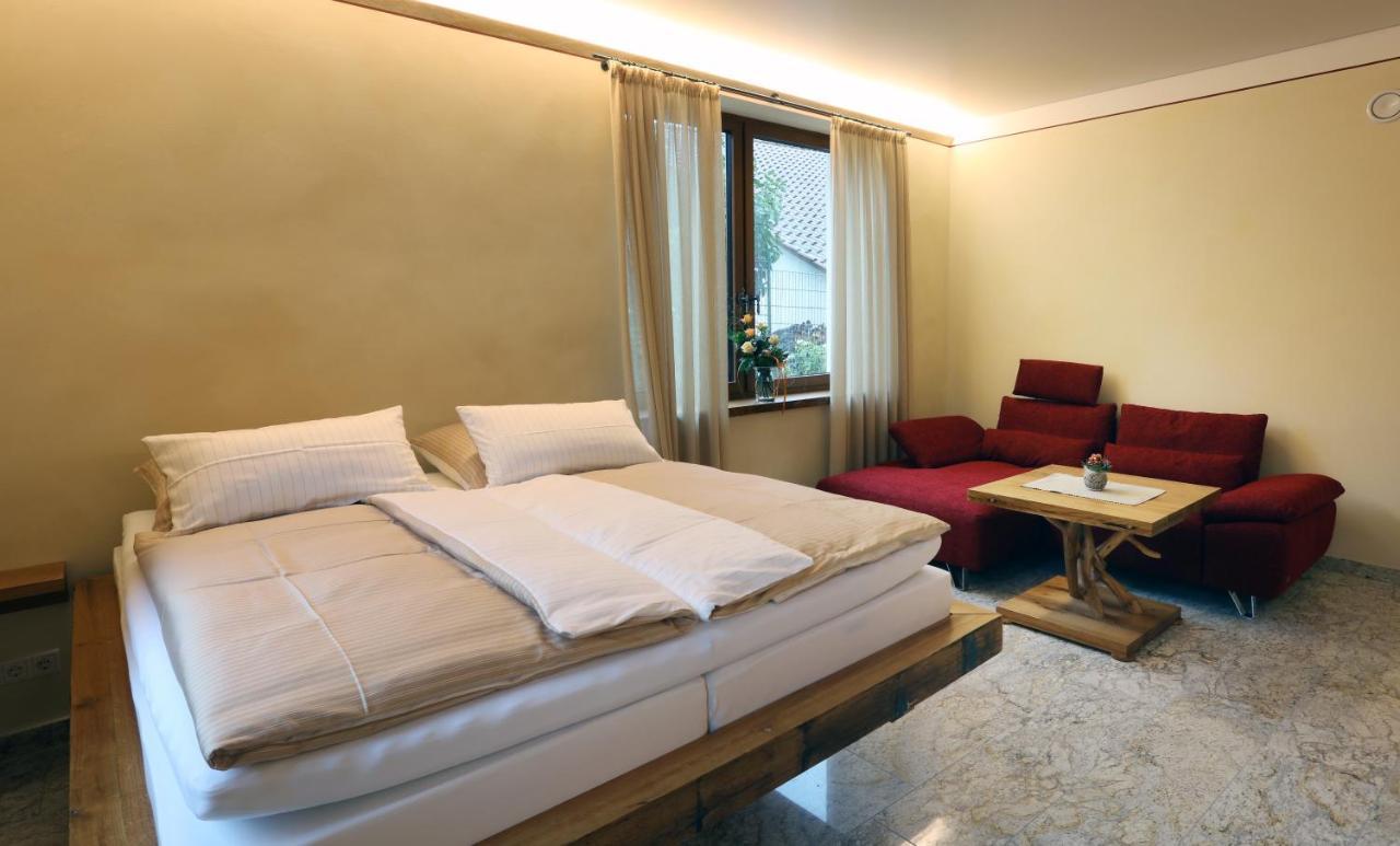 Gaestehaus Alte Glaserei นอยชตัดท์ อัน แดร์ ไวน์ชตราเซอ ภายนอก รูปภาพ